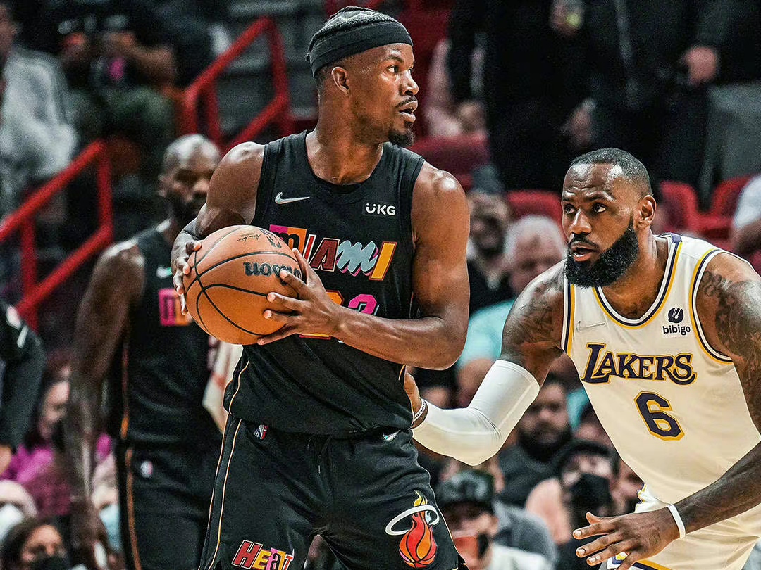 皇家马德里伤情更新备战欧超杯库里在湖人比赛中刷新纪录，今晨武汉三镇状态回暖——欧联节点到来瞬间刷屏(皇家马德里比赛回放)