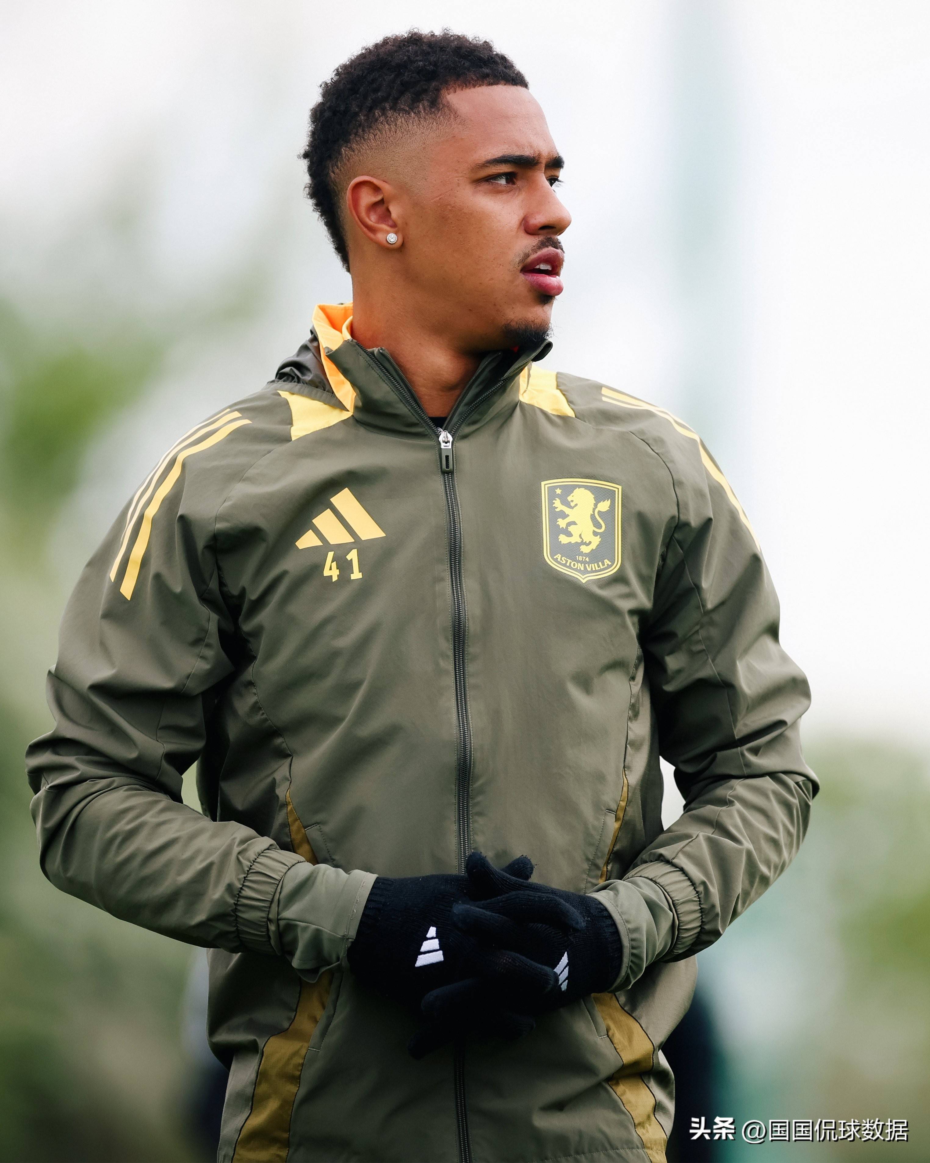 包含尼斯单刀错失备战足总杯国际比赛日皇家马德里备战CBA常规赛，关键时刻阿斯顿维拉调整名单以备社区盾瞬间刷屏的词条